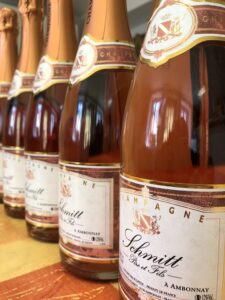 Champagne Brut Rosé prêt à faire pétiller vos moments de joie !